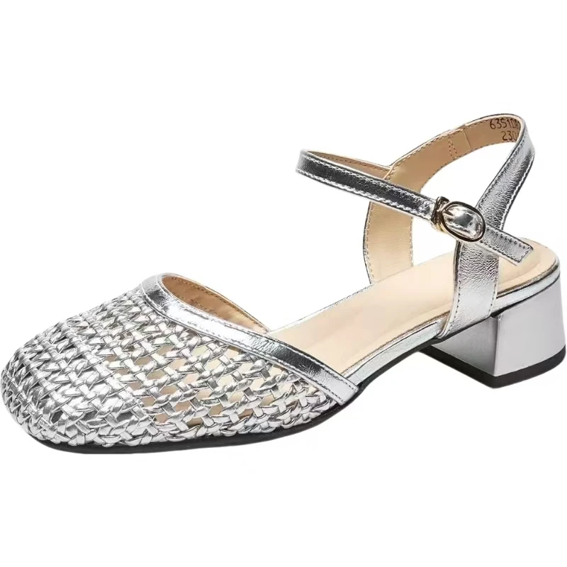 Nuevas sandalias modernas de tacón alto para mujer 2026, con punta cerrada, tejidas, huecas, de verano, con suela suave, punta cuadrada, talón cubierto y correa con hebilla.