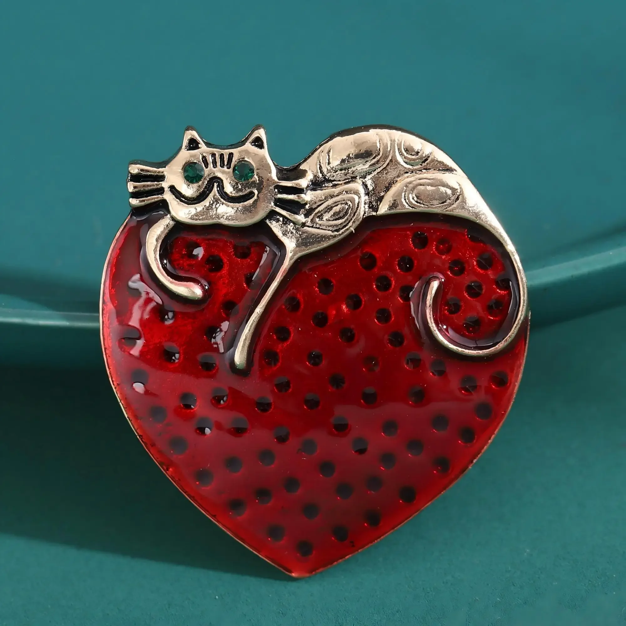 Romantic Valentine's Day Heart Brooches for Women Unisex Enamel Love Pins Office Party Friend Gifts Jewelry Accessories