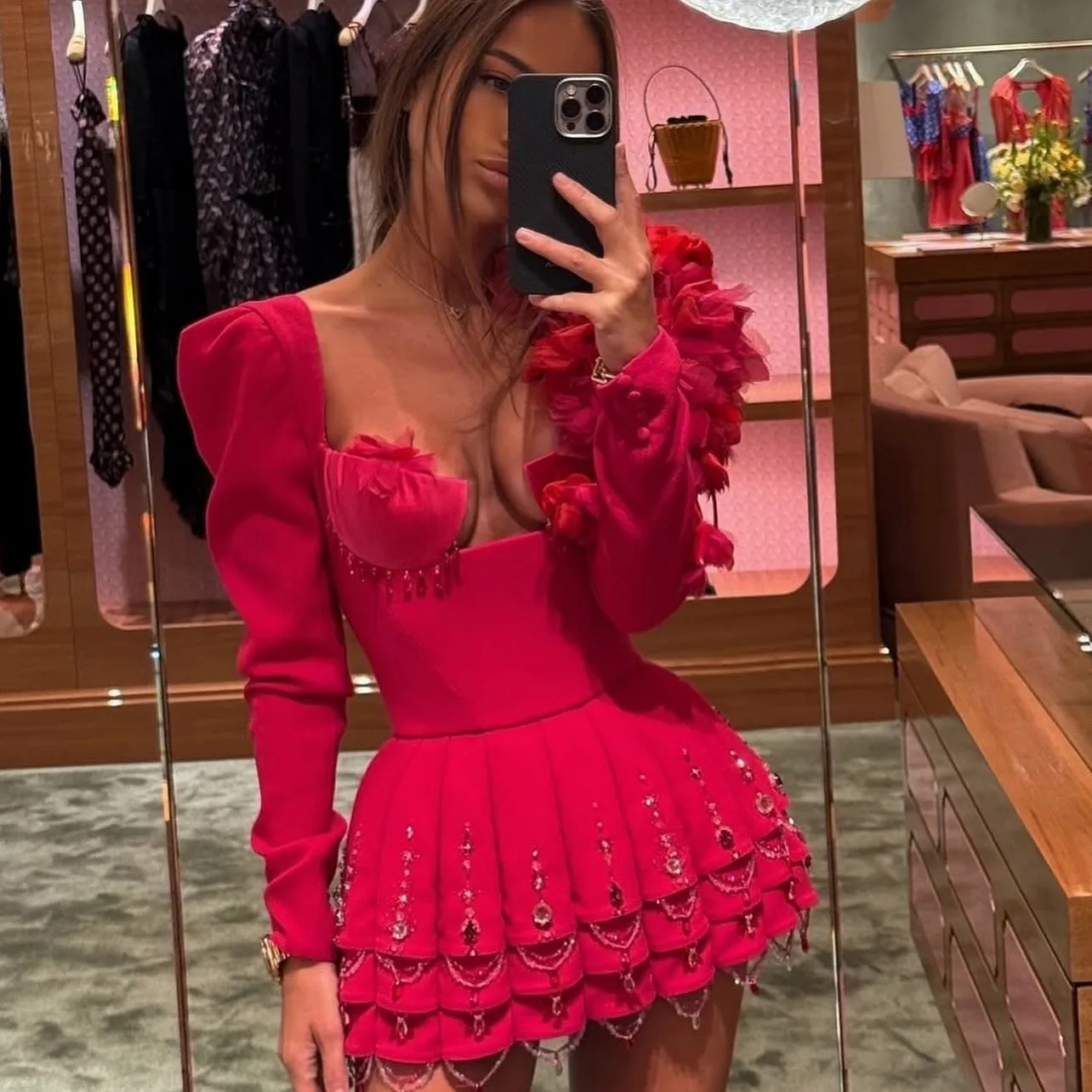 Красивые ярко-розовые короткие женские платья с кристаллами и цветочными деталями, роскошное мини-платье с длинными рукавами и бисером для вечеринки Красивые ярко-розовые короткие женские платья с кристаллами и цветочными деталями, роскошное мини-платье с длинными рукавами и бисером для вечеринки