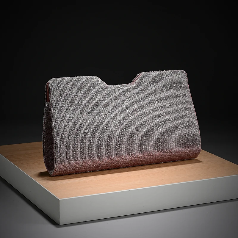 Luxuriöse, leicht verzierte Abendtasche mit vertikalen Falten und Pailletten, mit Metallkette, als Umhängetasche für Verlobungspartys, passend zu festlichen Kleidern. – Detail 16
