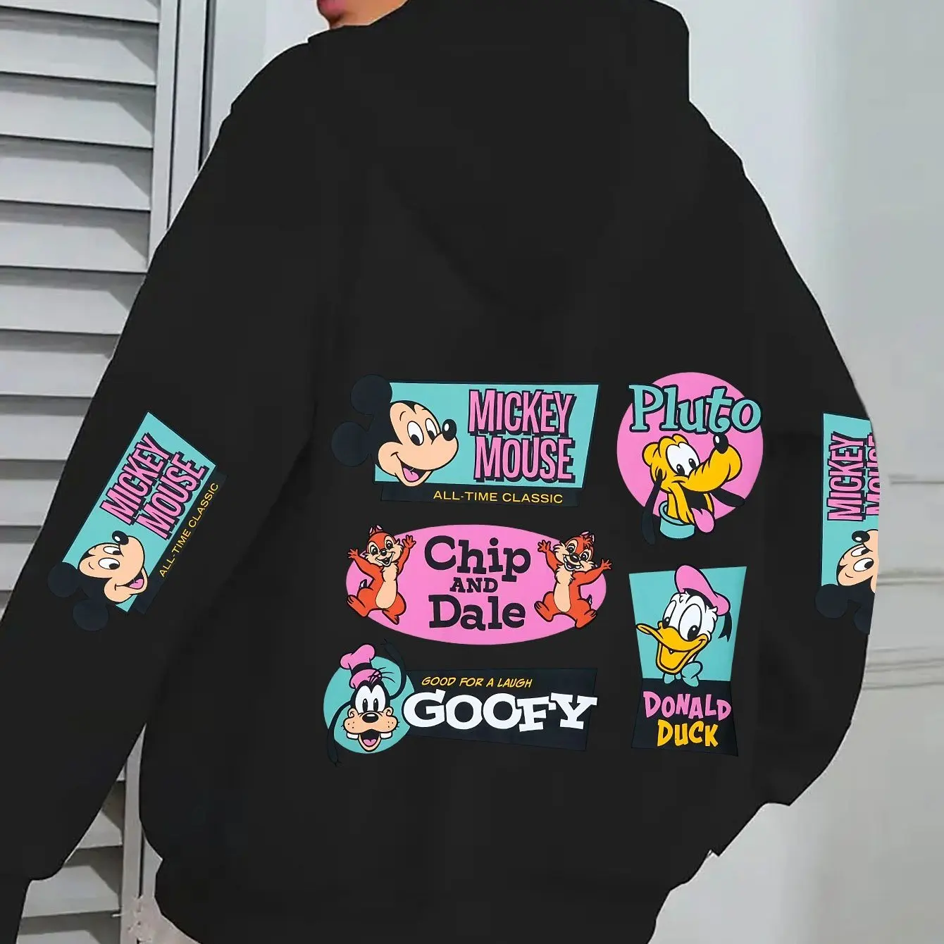เสื้อฮู้ดดี้ลายการ์ตูนมิกกี้เมาส์และโดนัลด์ดั๊กจากดิสนีย์ ออกแบบโดยได้รับอนุญาตอย่างเป็นทางการ เสื้อฮู้ดดี้สำหรับผู้หญิงใส่ในฤดูหนาว