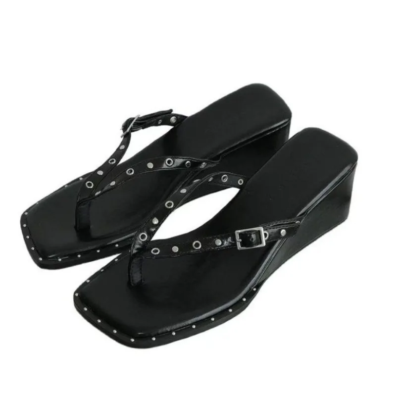 

2026 Summer New Square-Toe Black Retro Studded Wedge Flip-Flop Women's Thong High-Heel Casual Sandals