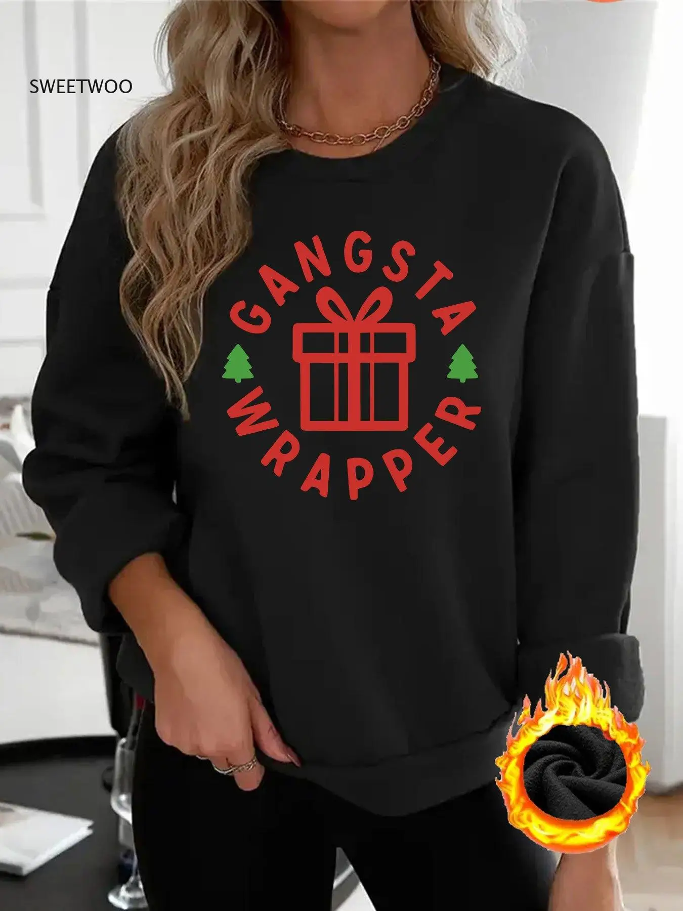 

Модный женский элегантный свитшот в стиле Y2K в одной упаковке с красной подарочной коробкой, зеленой рождественской елкой и принтом «GANGSTA WRAPPER»