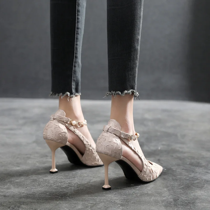 Sepatu Hak Tinggi dengan Stiletto Runcing dan Rantai 7Cm