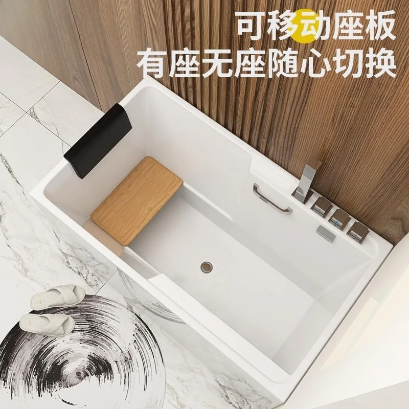 Piccolo appartamento che ha approfondito una piccola vasca da bagno in acrilico integrata seduta indipendente senza cuciture