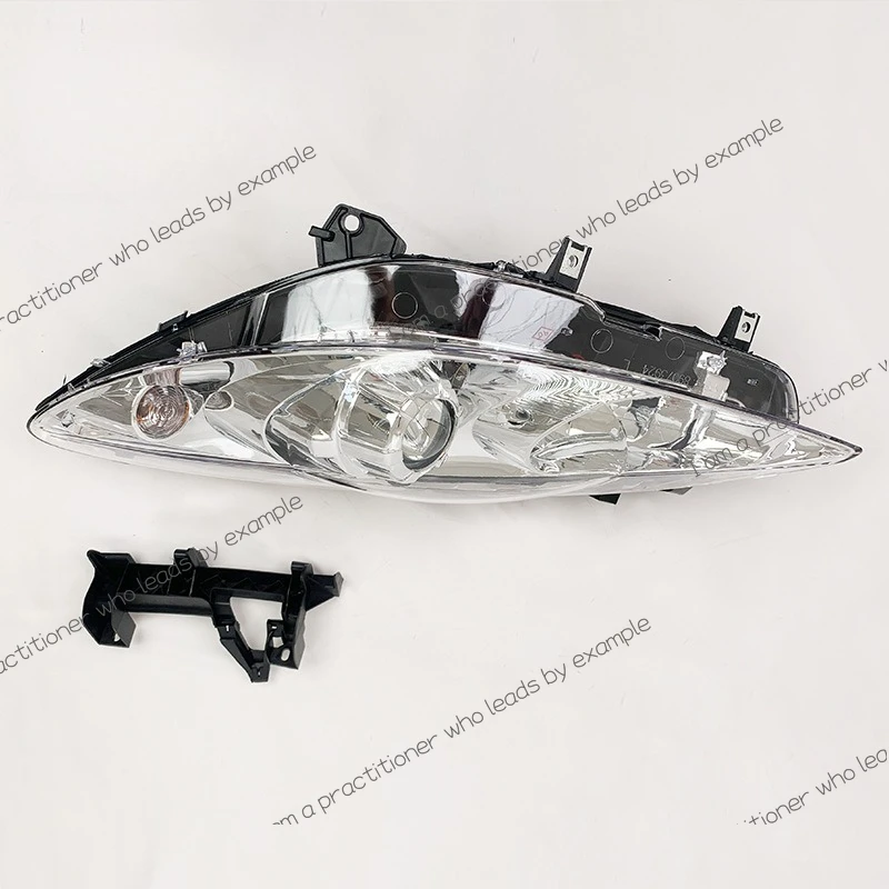 Applicable to Dongfeng sign 307 headlight hatchback sedan T63 headlight 620686620886