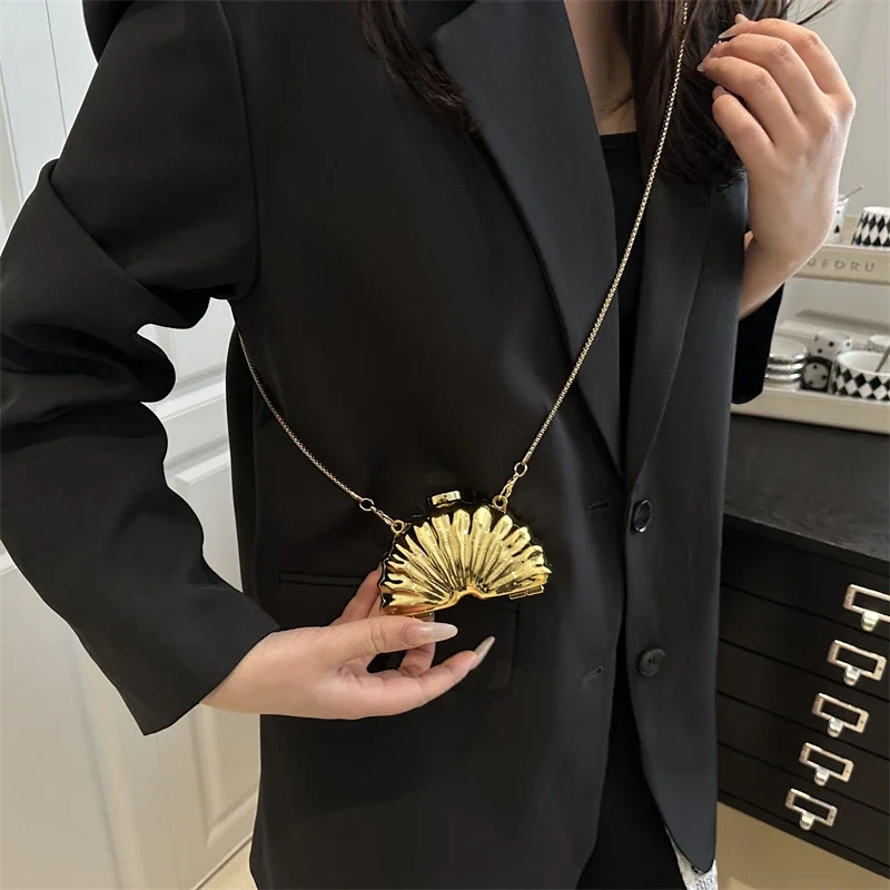 

2025 Новые летние сумки для губной помады для женщин, модная жемчужная мини-кошелек, сумка через плечо, высококачественная золотая сумка-ракушка, дизайнерская сумка на плечо