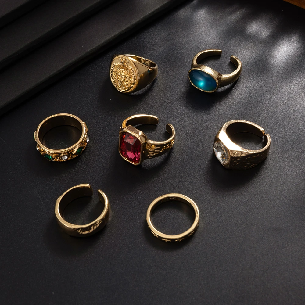 Vintage-Ring in Goldfarbe für Herren, mit rosa, rechteckigem oder blauem, oval geformtem Ringgesicht, Set mit geprägtem Wappen, signierter Schmuckstücke im verzierten, gravierten Stil. – Detail 4