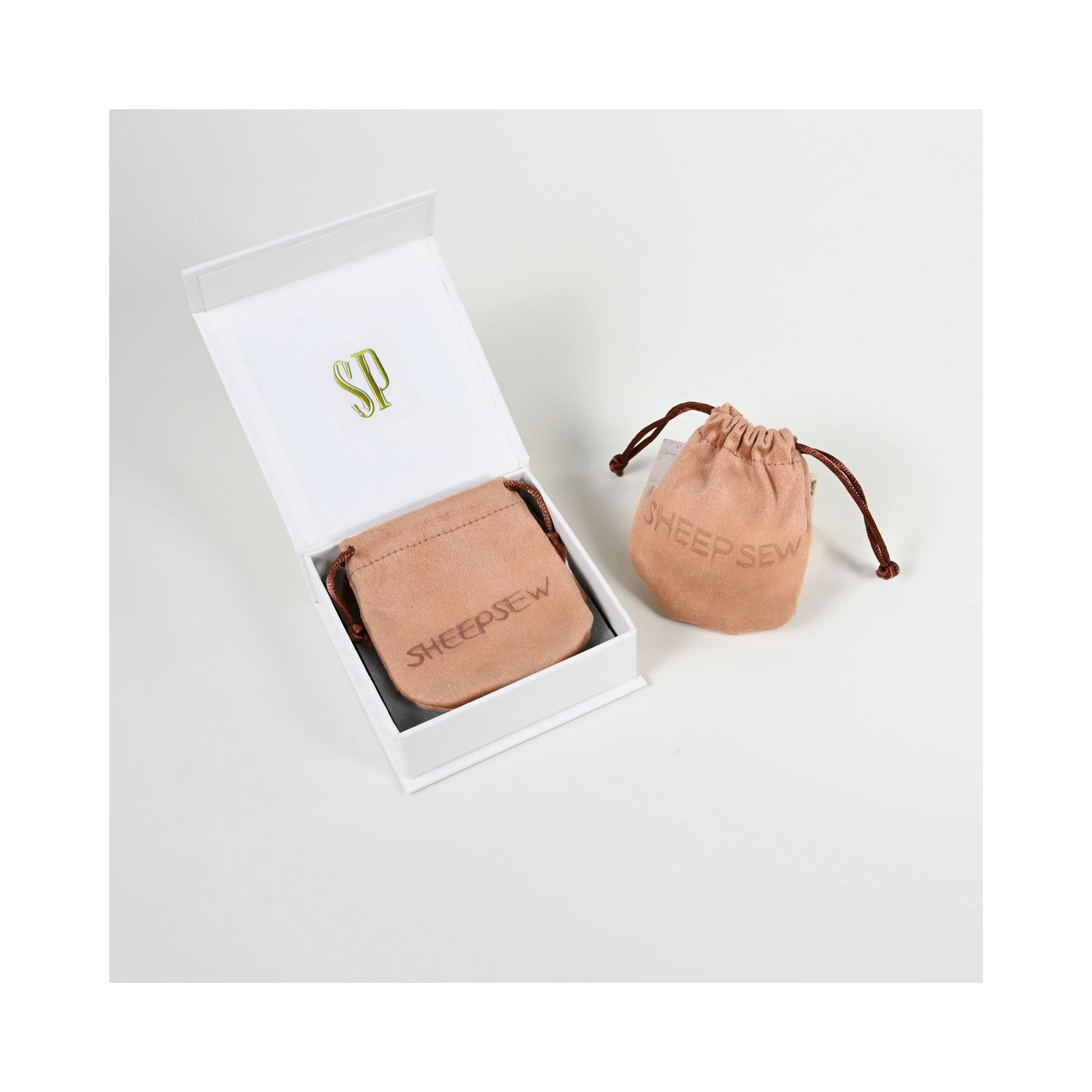 

SHEEPSEW оптовая продажа, роскошный браслет, серьги, упаковочная коробка для ювелирных изделий, индивидуальный логотип, подарочная жесткая магнитная коробка с замшевым мешочком