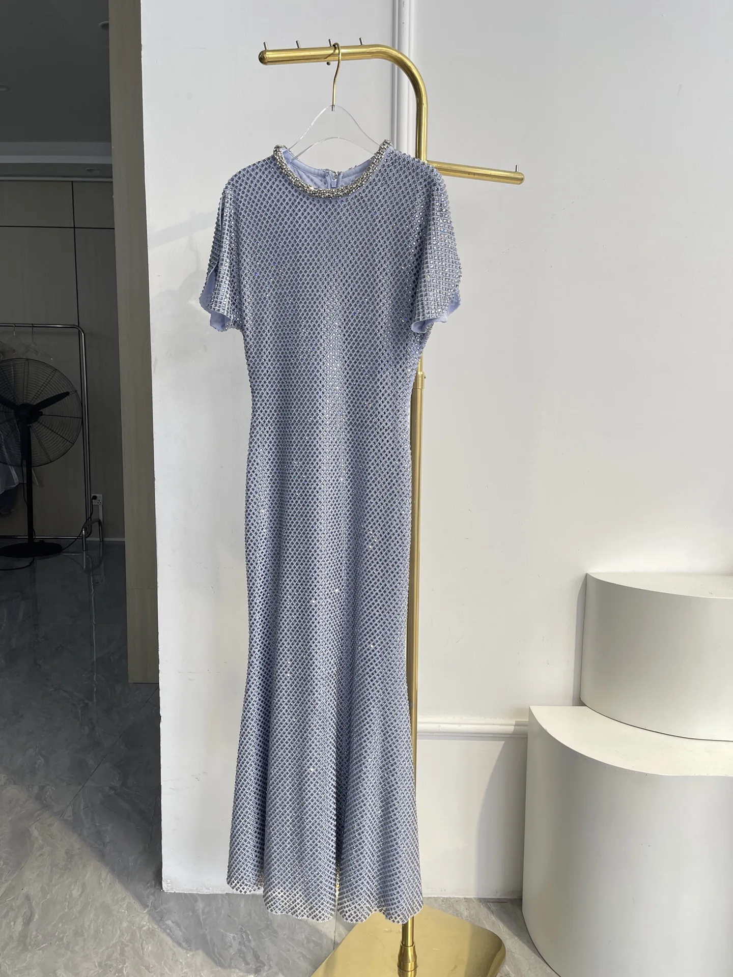 

2026 New Silvery Short Sleeve Slim Fit Hip Wrap Diamonds Pressed Midi Dress