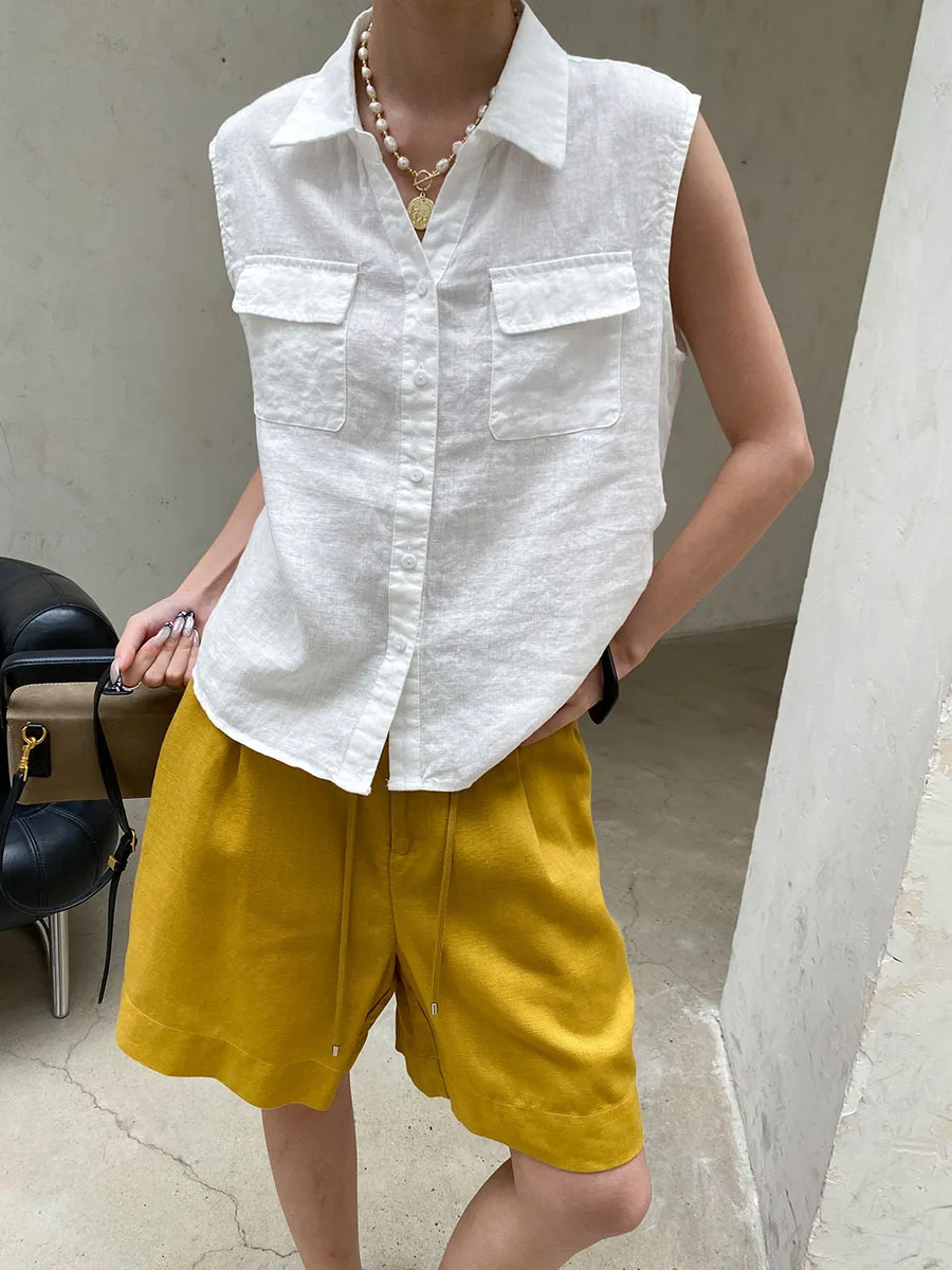 Sommerliche Damen-Weste in einfarbigem Design mit Revers und doppelten Taschen, ärmellos. – Detail 6