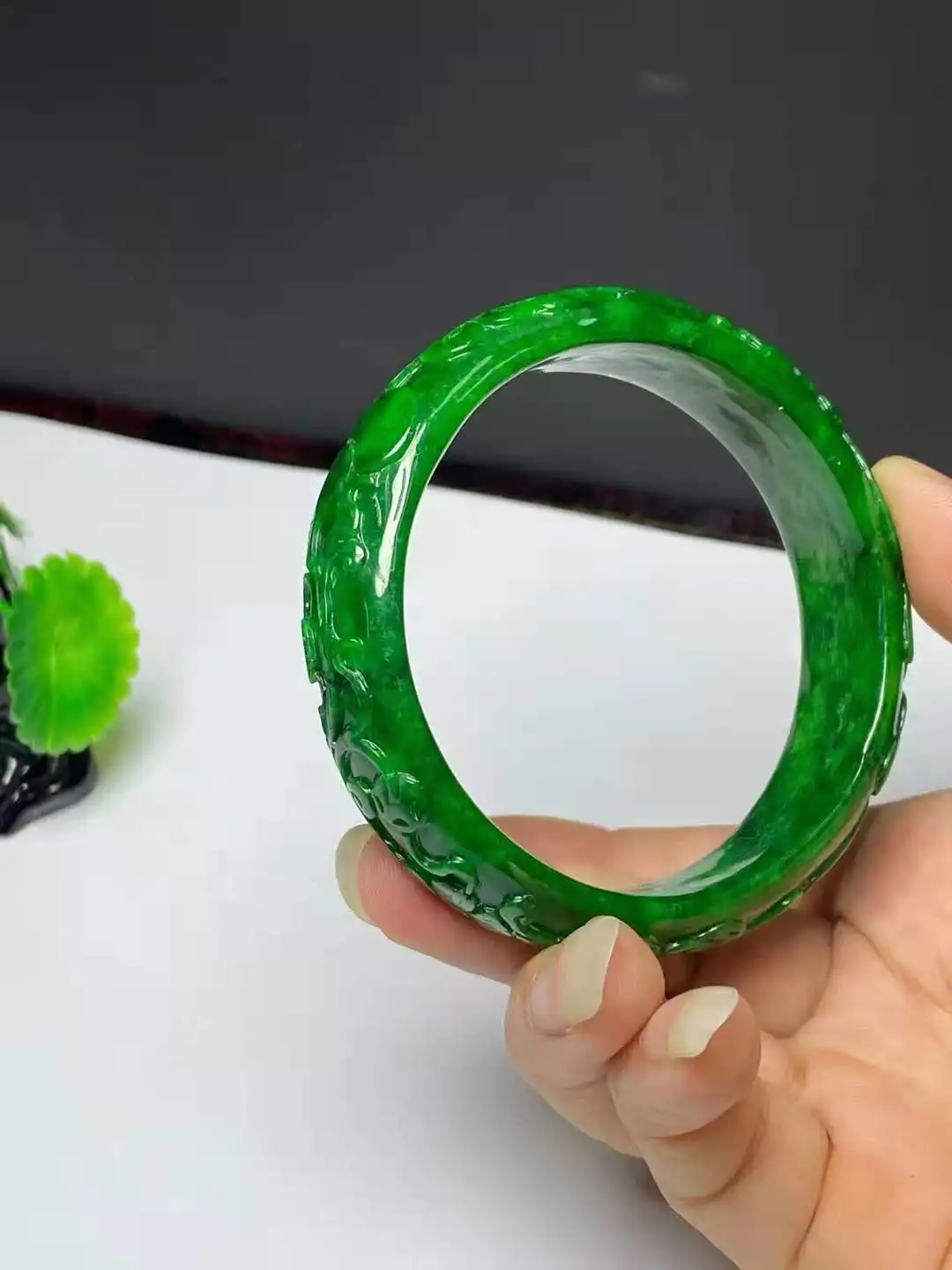 Real Jade Natural High Quality Handmad Emerald Handcarved Chinese Classical Pattern Bangle