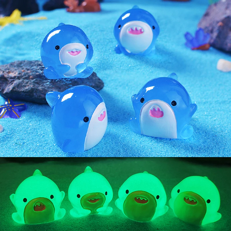 暗闇で光る漫画のサメ、マイクロランドスケープ、水槽の小さな装飾品、DIY樹脂工芸品、明るい小さなアクセサリー、かわいい、1個