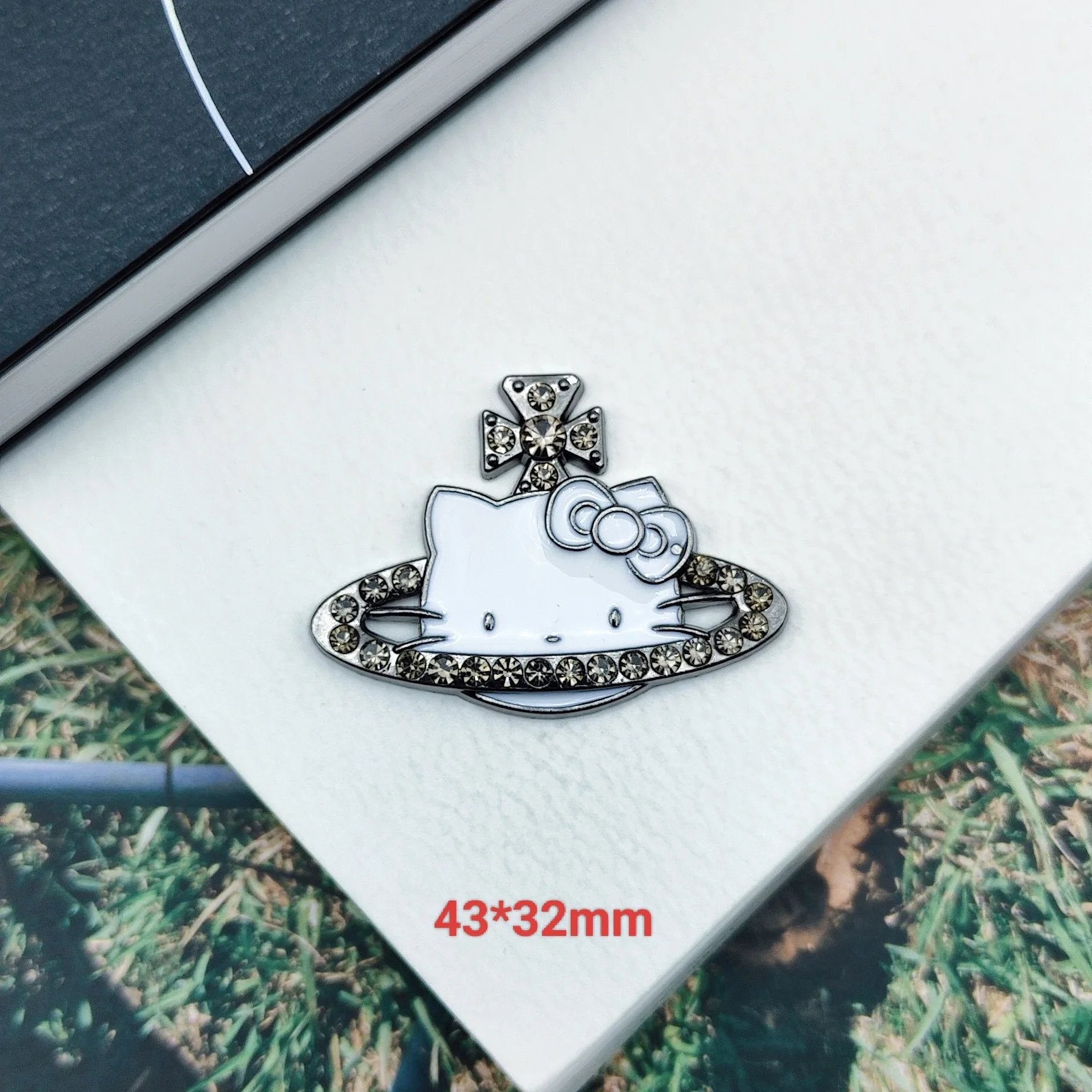 ハローキティのかわいいパッチ、漫画風ダイヤモンド合金製携帯電話ケースパッチデコレーション、DIY卸売、誕生日プレゼント、ハロウィン、かわいい