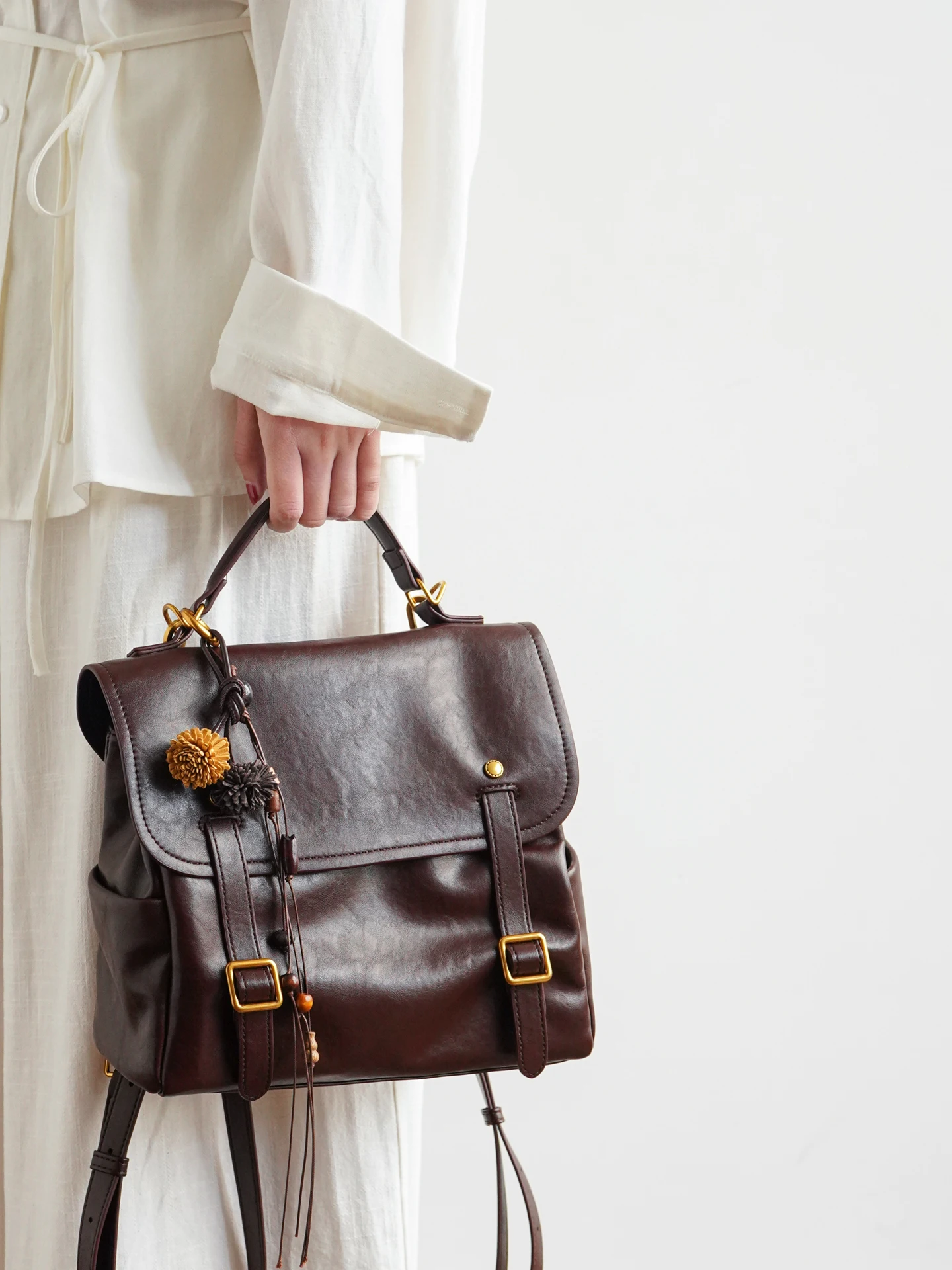 Ladies Large Capacity Commuter Backpack Dual Shoulder Vintage American Style Backpacking Bag Soft Material Zinc Alloy Hardware