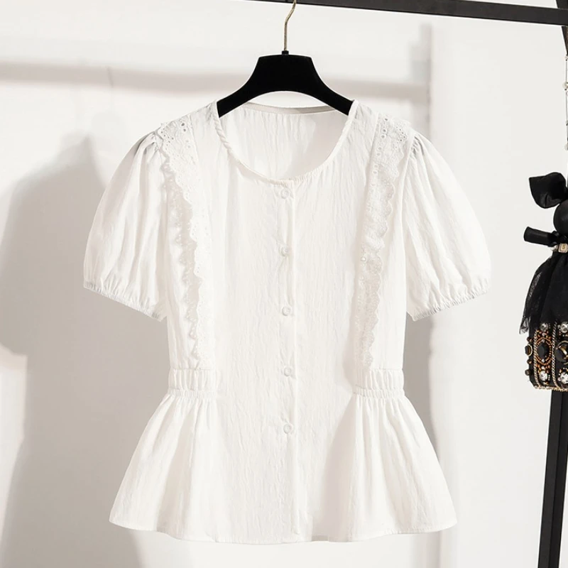 PLUS ขนาดผู้หญิงเสื้อฤดูร้อน 2025 สไตล์ฝรั่งเศสหวานขอบลูกไม้บางเอว Cinched แขนสั้นตุ๊กตาเสื้อลําลองเสื้อ