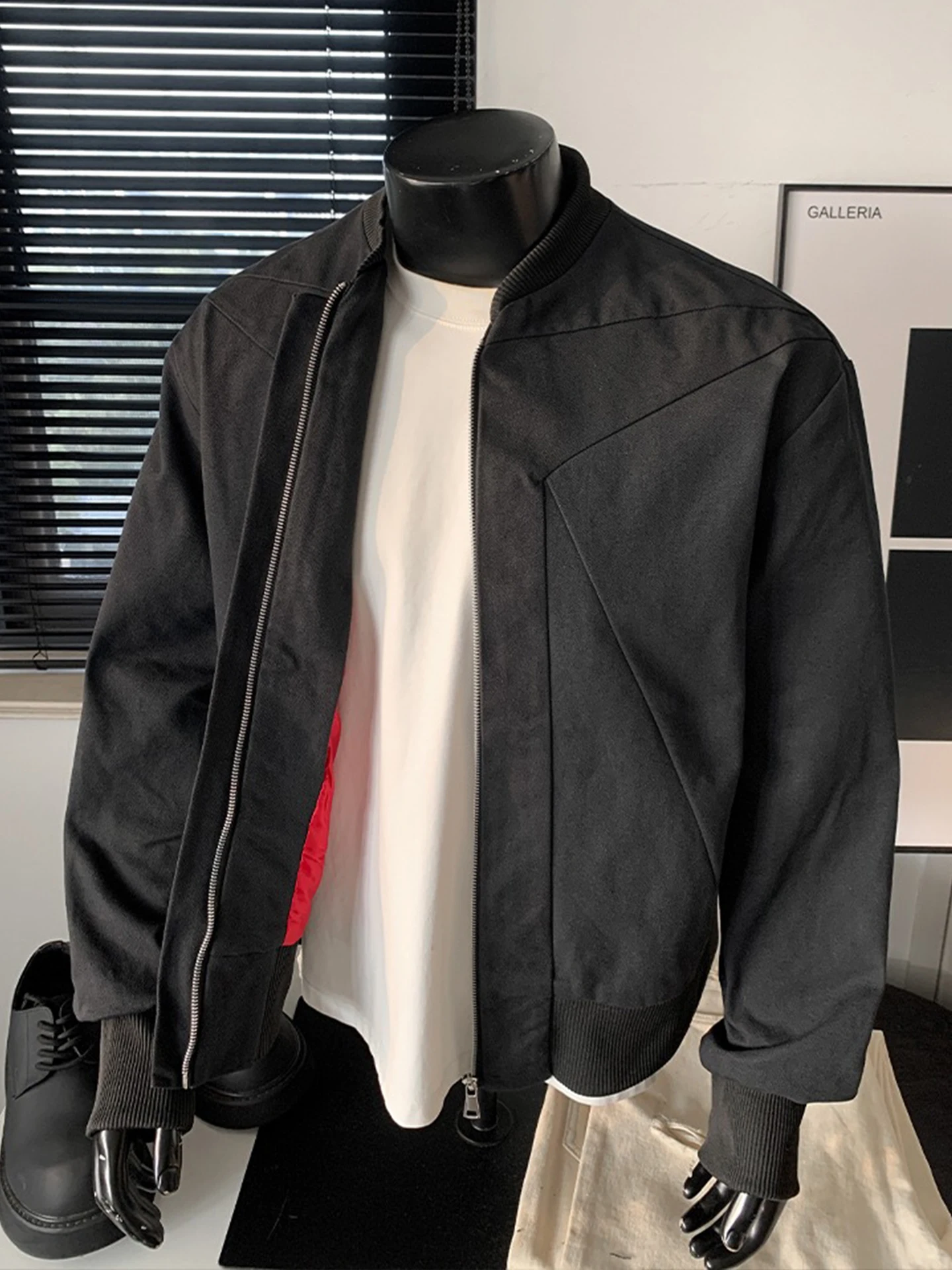 

Мужская бейсбольная куртка American Sle, модель Flight Jaet Deconstructed, красная, с эффектом перевернутого дизайна, из хлопка CleanFit, с длинными рукавами и молнией.