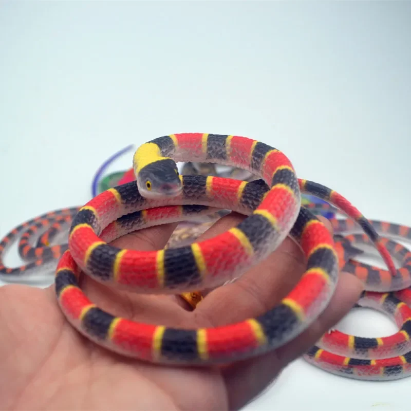 نماذج جديدة عالية واقعية الثعابين المطاطية الناعمة بيثون كينغ كوبرا المنتقم الأفعى أنماط مختلفة ألعاب ثعبان وهمية من الذقن البر الرئيسى للذقن #4