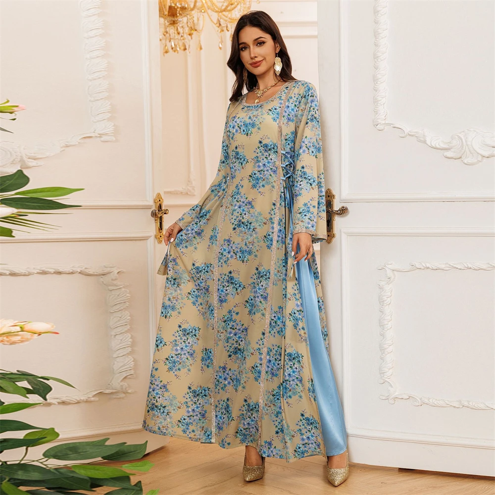 Een modieuze en elegante moslimjas met een ronde hals en een jurk met bloemenprint