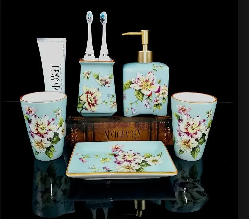 Set da cinque pezzi per bagno in ceramica blu Set per il lavaggio della casa bottiglia per lozione tazza per collutorio portaspazzolino portasapone bottiglia per aromaterapia