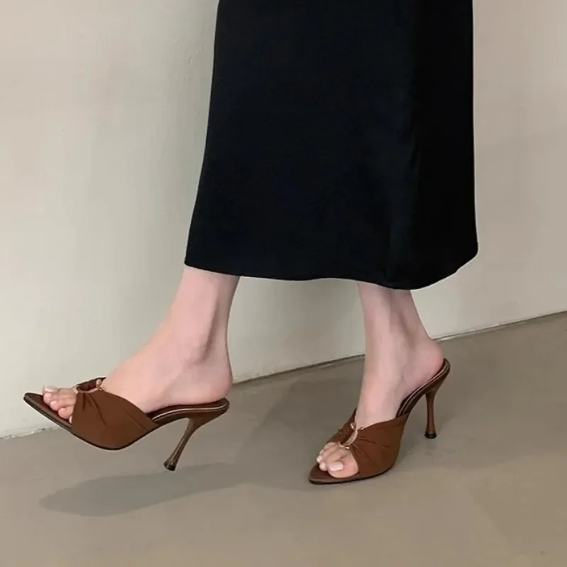 2025 Nieuwe Damesschoenen Open Teen Damesslippers Mode Outdoor Metalen Decoratie Zomer Plus Size Jurk Bestseller Hoge Hakken