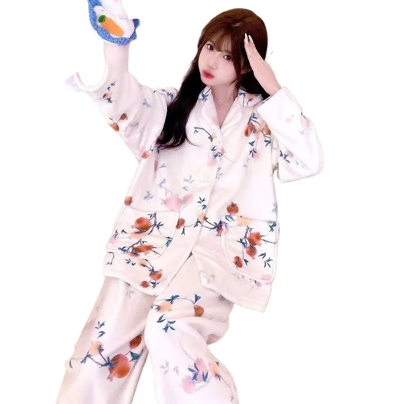 

Новые теплые домашние комплекты из фланели и кораллового флиса для женщин на осень-зиму 2026: комфортные рубашки с длинным рукавом