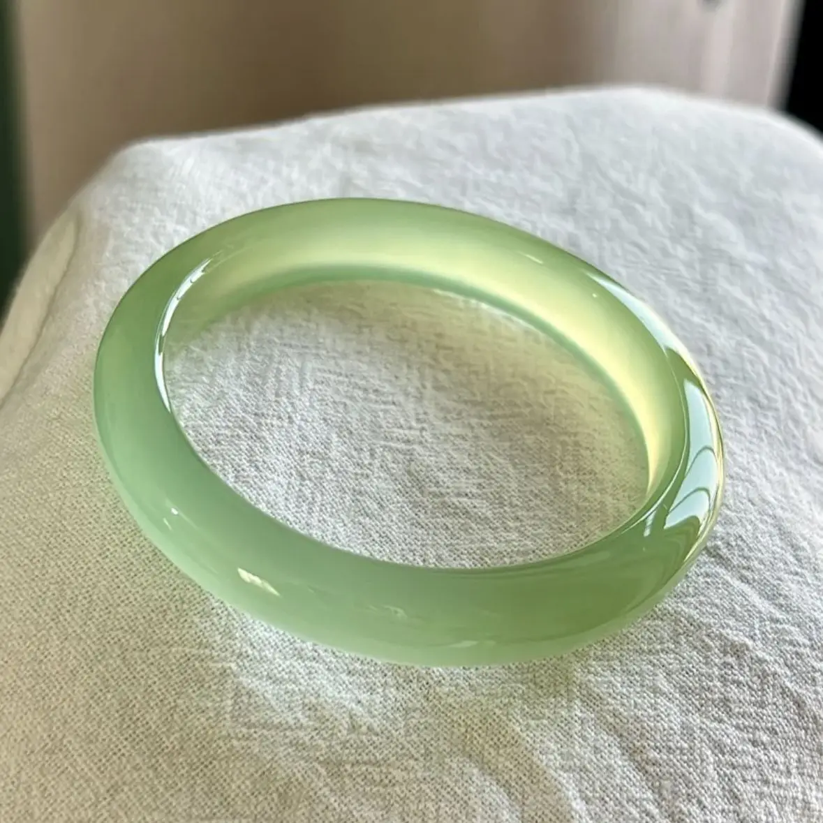 

Natural chalcedony bracelet, female agate oil blue jade bracelet, medium and thin in the positive circle, gift box,