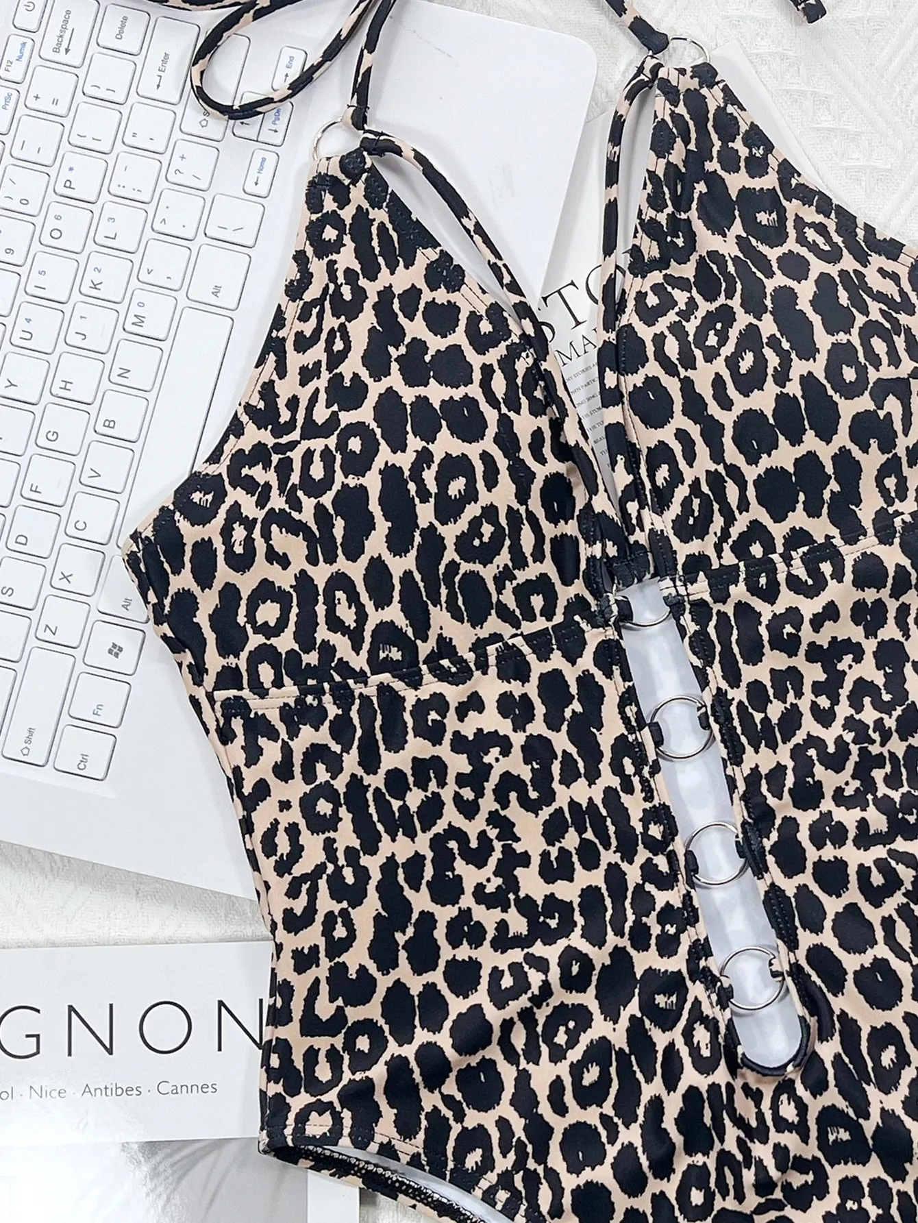 2025 novo biquíni de uma peça com estampa de leopardo e alça oca maiô de uma peça