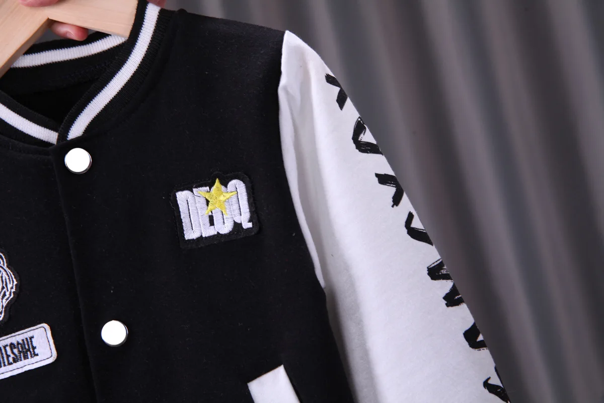 2026 Frühling Herbst Baby Jungen- und Mädchenanzug, stylischer Cartoon-Sport-Baseballanzug, zweiteiliger Anzug mit Strickjacke, 0-4 Jahre – Detail 8