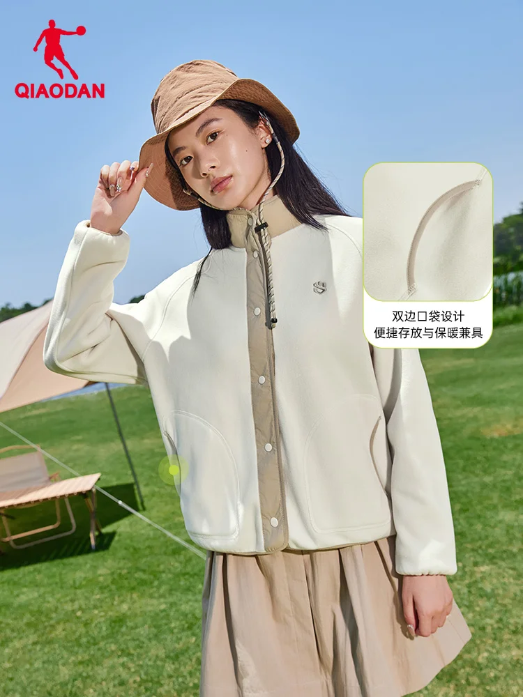 

QIAODAN Women's Fleece Jacket 2025 Winter Sports Stand Collar Double Pocket Design Outdoor Jacket Windbreaker Tops QXFWD2254078