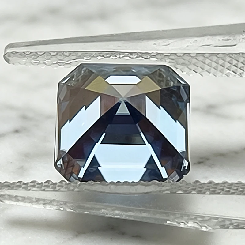 Moissanit-Stein im Asscher-Schliff, saphirblauer, im Labor gezüchteter Edelstein für Schmuckherstellung, besteht den Diamanttest mit Zertifikat. – Detail 6