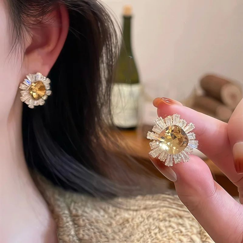 

Plated Silver Needle Zircon round Earrings Clip-On Vintage Court Style Luxury Feel Jewelry Fashionable Accessory