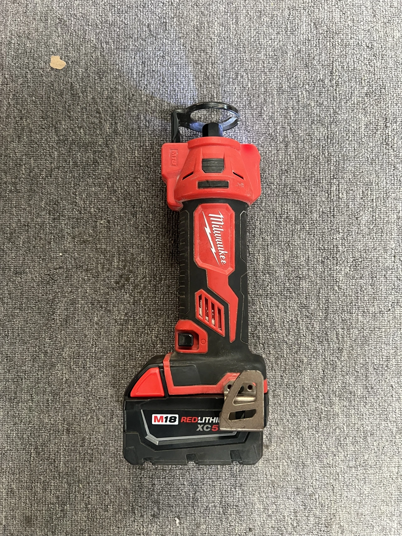 

Milwaukee 2627-20 M18 18 18V Беспроводной литий-ионный вырезающий инструмент включает в себя аккумулятор 5,0 Ач б/у