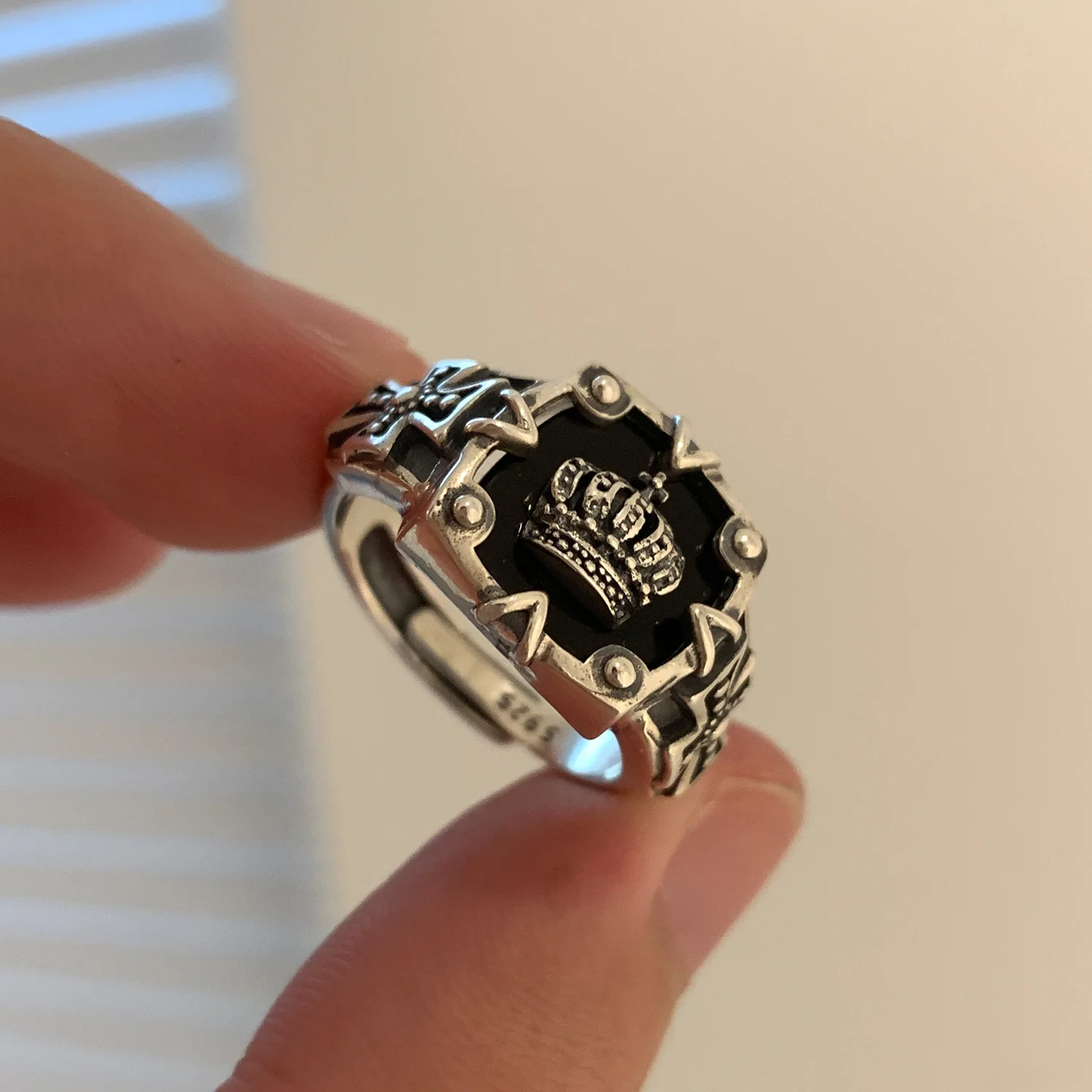 New Arrival Vintage Black Crown Cross Design Thai Silver Men Ring Biżuteria dla mężczyzny Prezenty urodzinowe Impreza nigdy nie zniknie