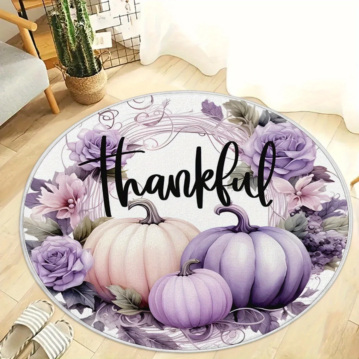 

Осенний круглый напольный коврик с фиолетовым тыквенным узором — полиэфирная ткань, можно стирать в машине, подходит для гостиной, спальни