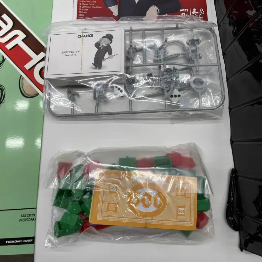 定番のモノポリー、2～6人で遊べる家族向けボードゲーム。ゲーム駒とゲーム盤が含まれています。