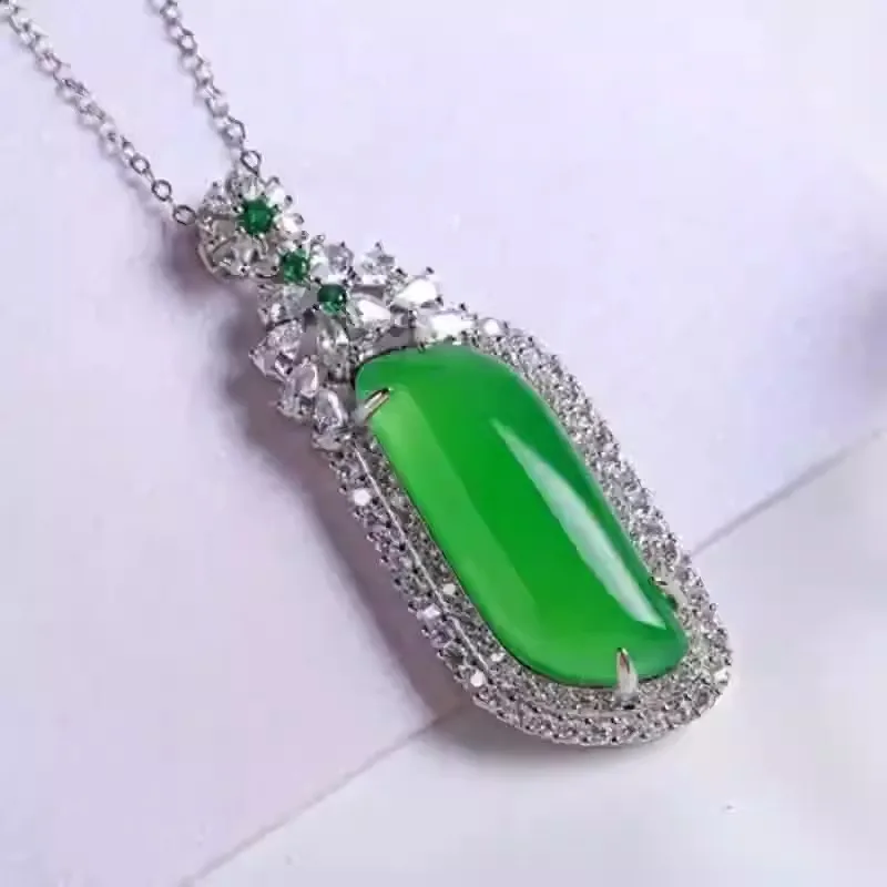 Marrow Leaf Pendant Luxury Green Pendant White Gold with Diamonds