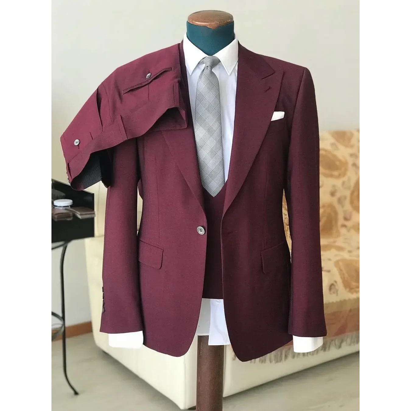 

New Arrival Men Suits Burgundy Single Breasted Peak Lapel Slim Fit Business Outfit 3 Piece Jacket Pants Vest Prom Party Clothing