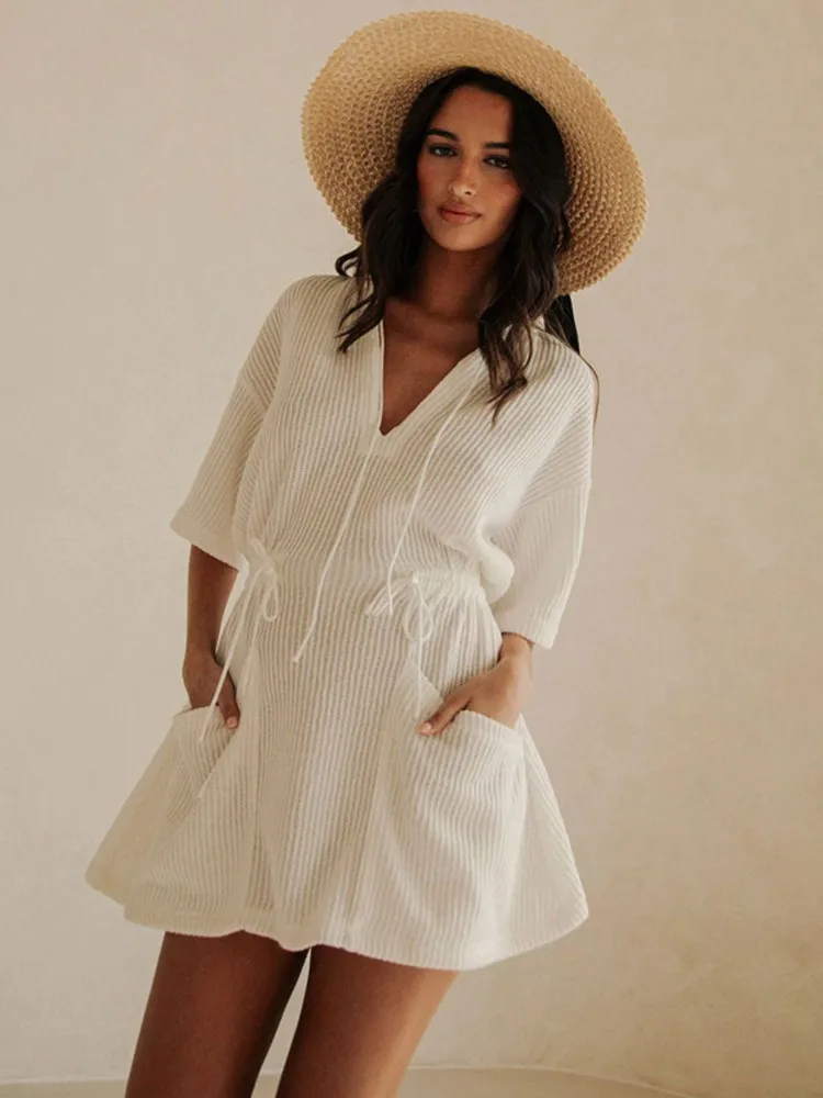 ชุดคลุมชายหาดสไตล์โบฮีเมียนเซ็กซี่ คอวี แขน 3/4 ผ้าถัก ชุดมินิเดรสสำหรับฤดูร้อนปี 2026 เหมาะสำหรับวันหยุดพักผ่อนริมทะเล