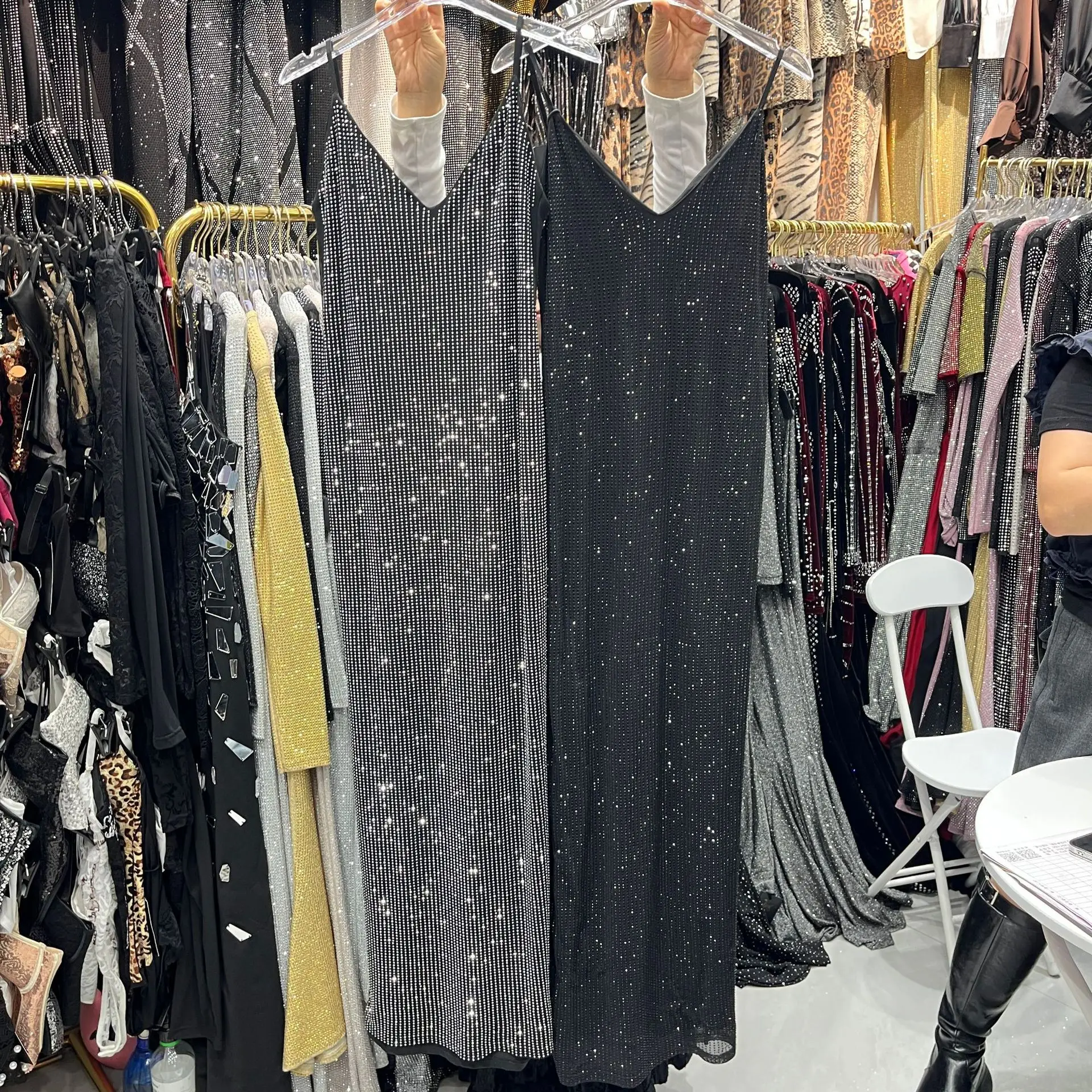 

Slimming Effect V-Ne Sparkling Diamond Strap Long Dr Sexy Girl Faionable Heavyweight Cross-Border Long Sve Dr