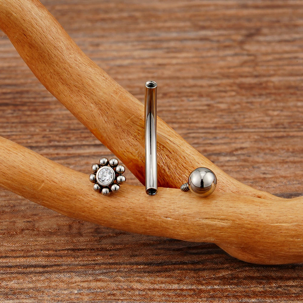 الحق جراند ASTM F136 التيتانيوم البسيطة تشيكوسلوفاكيا زهرة روك القرط 16 جرام منحني الحديد Labret مسمار الحاجب الغضروف الزنمة ثقب الجسم