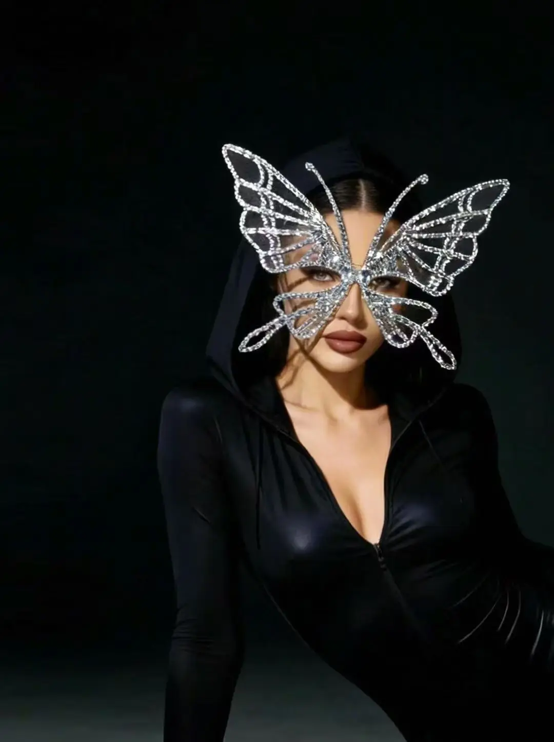 

Роскошный серебряный комплект украшений с кристаллами: крупные серьги-подвески и сверкающий головной убор для женщин, идеально подходящий для свадебных торжеств