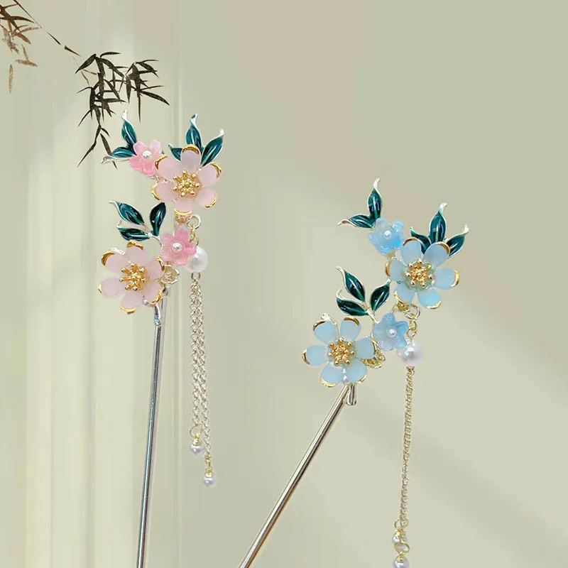 

The peach blossom hairpin exudes a high-end feminine charm. The tassel coiled hairpin is a Chinese-style hairpin and headwear