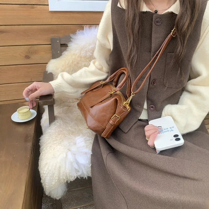 

Versatile Portable Bowling Bag Women's Autumn and Winter New Retro Fashion Pillow Bag Commuter Shoulder Messenger Bag