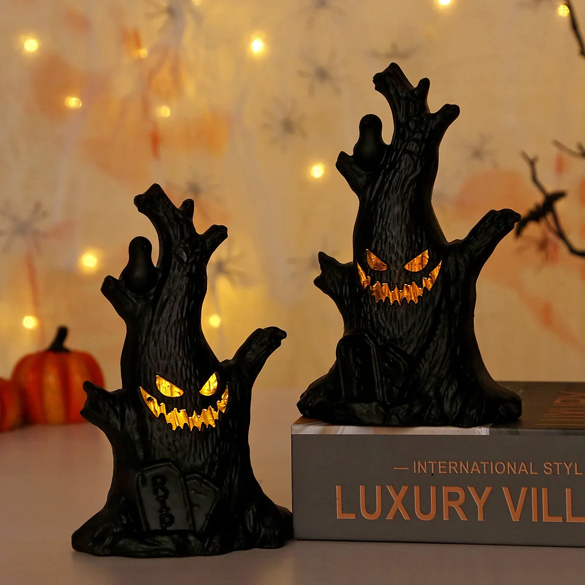 Gruselige beleuchtete Halloween-Ornamente – LED-Kürbislampe, Geisterbaumstumpf, flackernde Kerzen für die Dekoration im Innen- und Außenbereich – Detail 9
