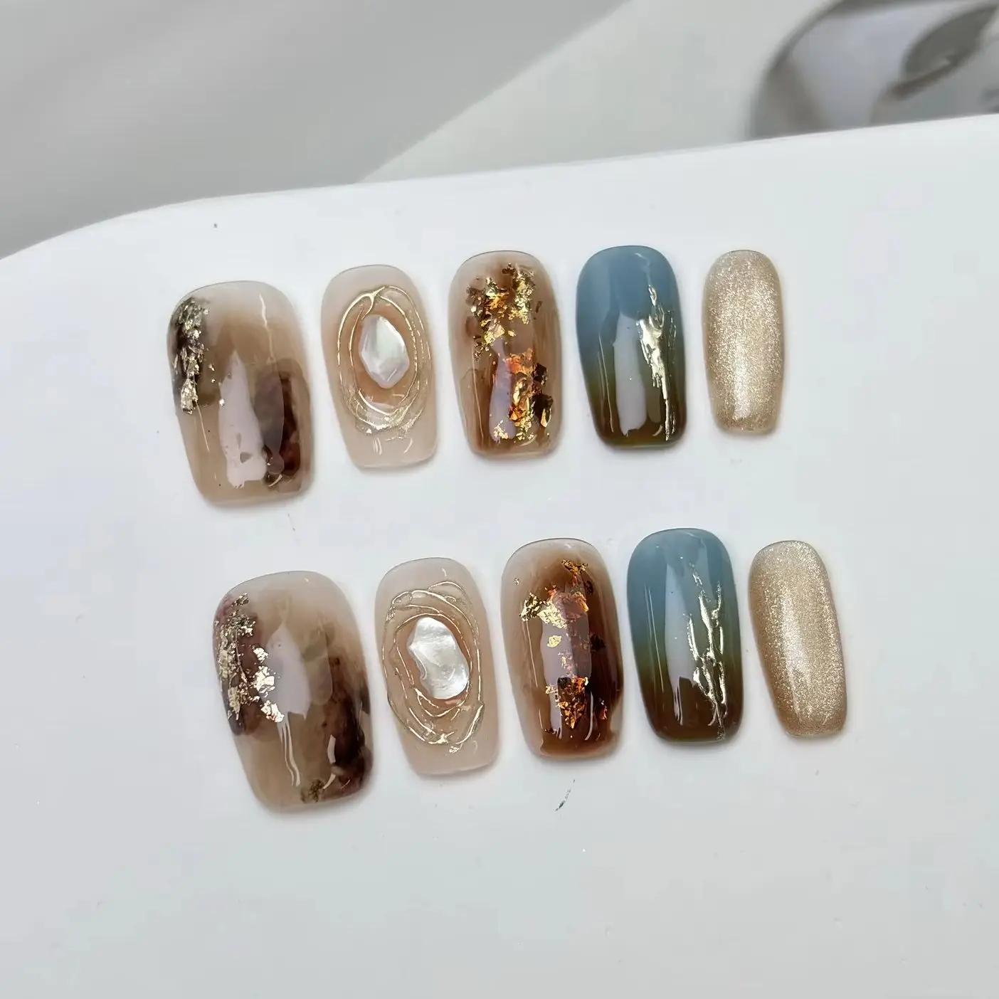 

10pcs Brown Cat Eye Press on Nails Gold Glitter Gradient Amber Fake Nails White Emboss Flower Nail Vintage Coffin False Nails