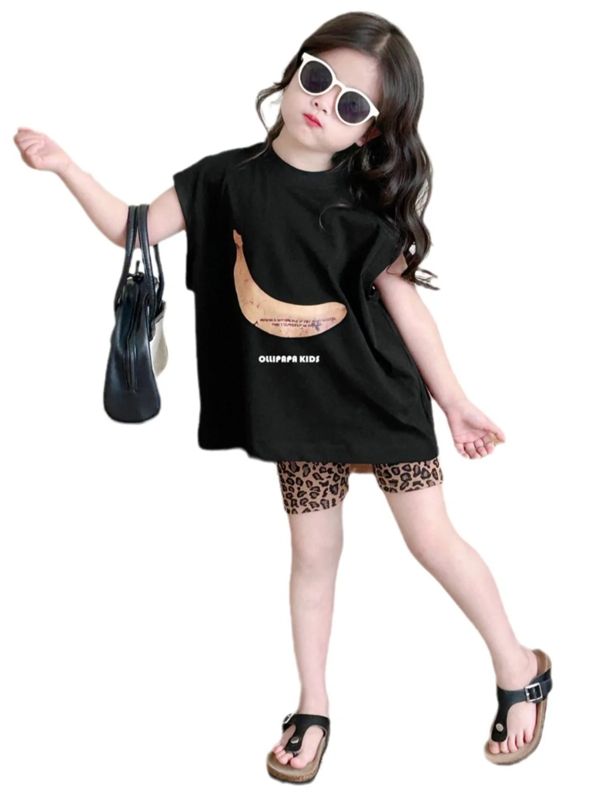 Completo casual o sportivo per bambine, stile coreano, nuova collezione estate 2024, alla moda, set due pezzi composto da top e pantaloncini.