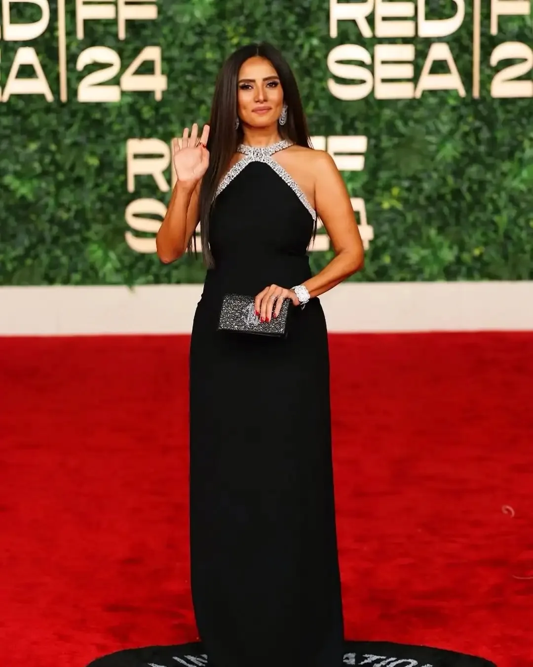 Enchant Customized Elegant Black Halter Neck Evening Dress Sleeveless Beadings Floor Length Prom Gown for Women Party Dresses