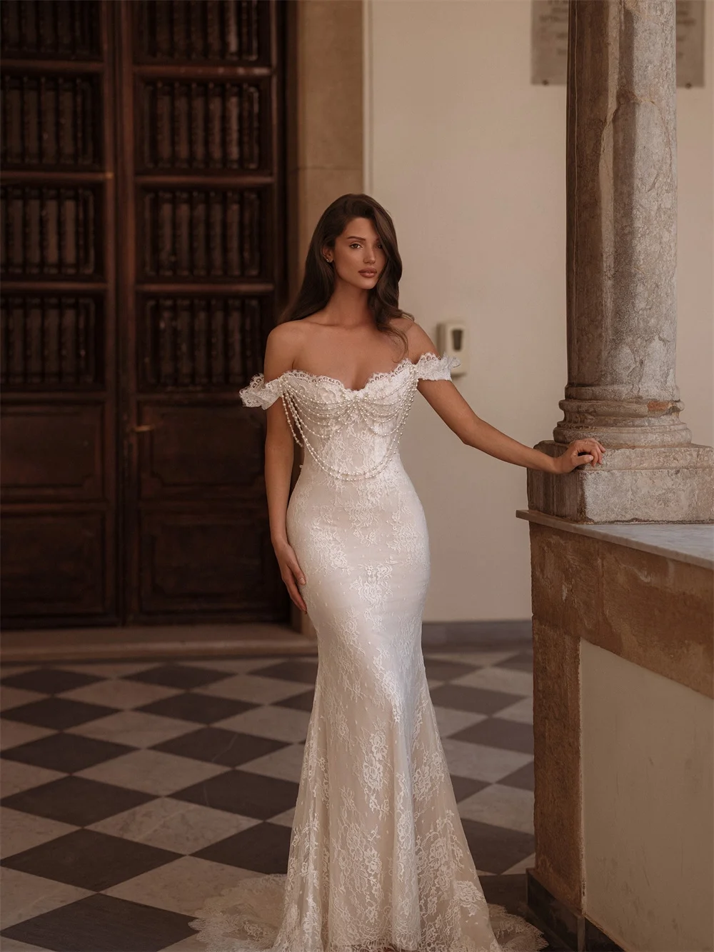 東京カスタムメイドのエレガントなオフショルダーウェディングドレス、ノースリーブジップマーメイドブライダルガウン、ホワイトの取り外し可能なトレーン付きウェディングドレス