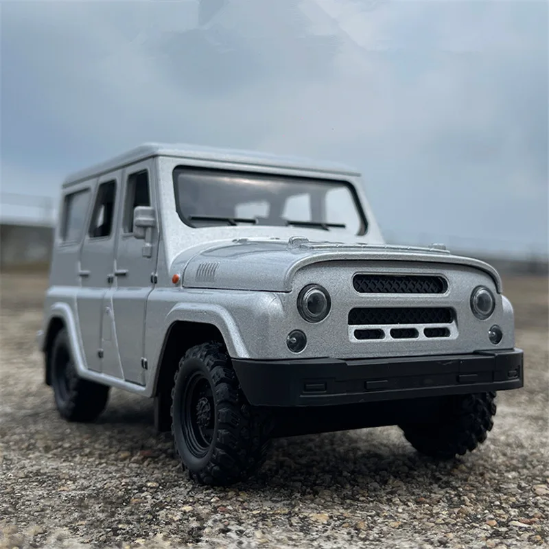 Large Size 1/18 UAZ Hunter Alloy Car Model Diecasts Metal Off-road Vehicles Car Model Sound and Light Collection Kids Toys Gifts